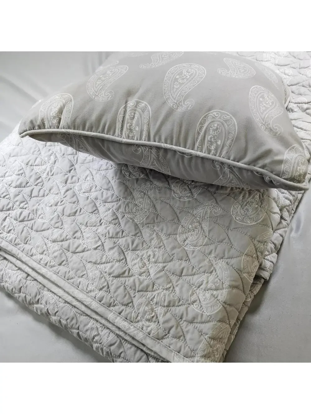 Artisan De Luxe Full Quilt and Matching Throw Pillow